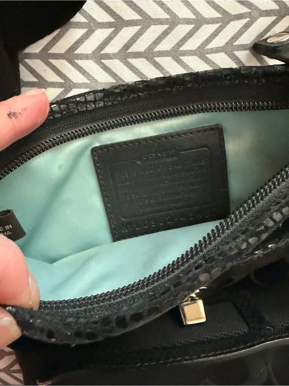 🖤✨ Coach Signature Stripe Glitter Crossbody Bag (Unisex)